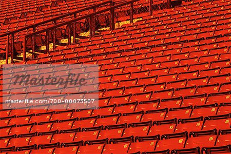 Rangées de sièges de stade vide