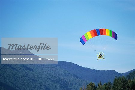 Personne battant Parachute motorisé près de Mount Rainer Packwood, Washington, États-Unis