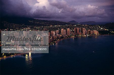 Luftaufnahme der Stadt bei Dämmerung Honolulu, Hawaii, USA