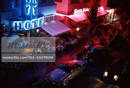Scène de rue avec des voitures, enseignes au néon et Restaurants de nuit de South Beach, Florida, USA