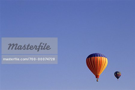Heißluftballone im Himmel