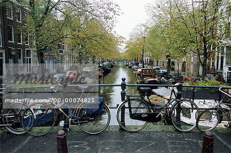 Vélos sur le pont au-dessus de l'eau Amsterdam, Hollande