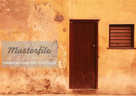 Nahaufnahme des Gebäudes mit Tür und Fenster, Havanna, Kuba