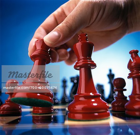 Gros plan du déplacement des pièces d'échecs main