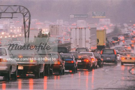 Circulation routière dans la pluie, l'autoroute 401, Toronto, Ontario, Canada