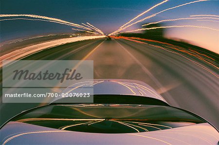 Vue brouillée sur le trafic routier avec des sentiers de lumière