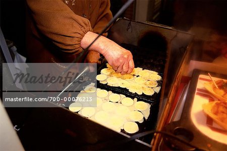 Mains faire des beignets d'huîtres au marché Minotagawa Kobe, ouest de Honshu, Japon