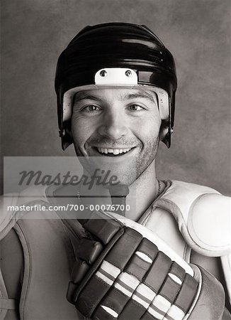 Portrait du joueur de Hockey masculin sourire avec des dents ébréchées