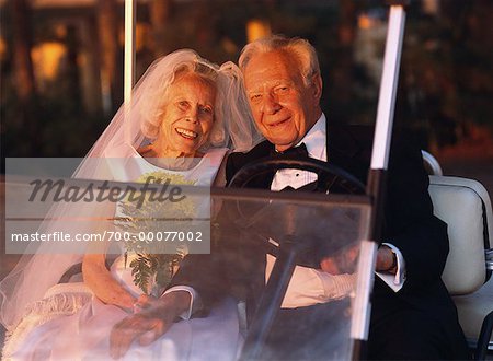 Portrait Reife Braut und Bräutigam im Golf-Cart