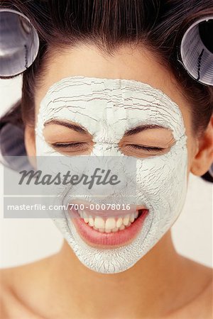 Portrait de femme portant un masque Facial avec bigoudis dans les cheveux