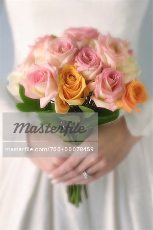 Gros plan de mariée tenant le Bouquet de Roses