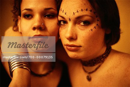 Portrait de deux jeunes femmes avec Bindis et Piercing