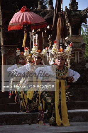 Troupe lyrique Gambuh effectuant Batuan, Bali, Indonésie