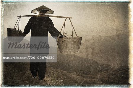 Rückansicht des Farmer tragen Körbe am Joch, Longsheng Guangxi Region, China