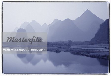 Landschaft, Berge und Dragon Bridge von Yulong River in der Nähe von Yangshuo, Guangxi Region China