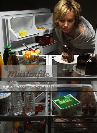 Femme Regardant La Salade De Fruits Dans Le Frigo Avec Des Jus Du Tofu Et Gateau Au Chocolat Photographie De Stock Masterfile Rights Managed Artiste Philip Rostron Code 700