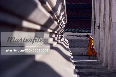 Buddhistischer Mönch zu Fuß im Freien, Bangkok, Thailand