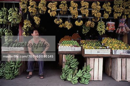 Homme assis dans la boutique de fruits Teluk Intan, Perak, Malaisie