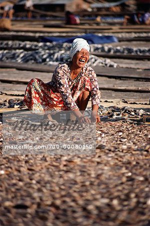 Femme riant, le tri de poisson séché, Pahang, Malaisie