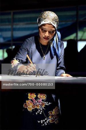 Frau Hand Malerei Seide in der Fabrik Terengganu, Malaysia