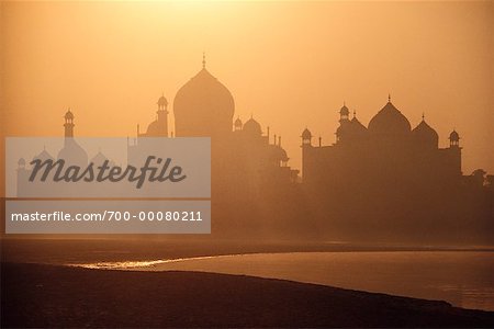Taj Mahal et brume au coucher du soleil, Agra, Inde