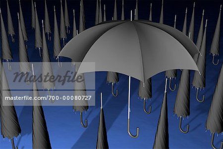 Parapluie ouvert unique entourée de parasols fermés