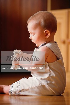 Voir Le Profil Bebe Assis Sur Le Plancher Tenant Hochet Photographie De Stock Masterfile Rights Managed Artiste Kevin Dodge Code 700