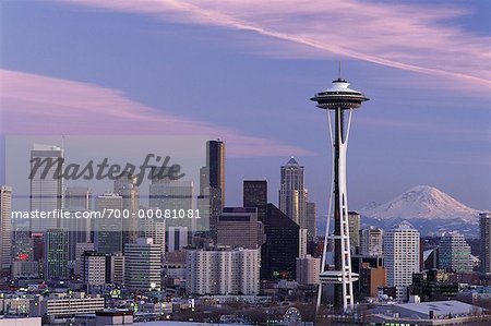 Skyline der Stadt und Raum-Nadel in der Abenddämmerung, Seattle, Washington, USA