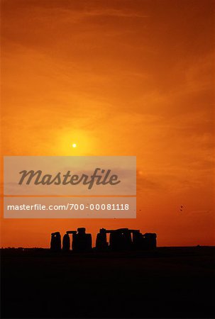 Silhouette de Stonehenge au coucher du soleil, Angleterre