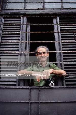 Portrait d'homme mûr et chien à Cuba de fenêtre