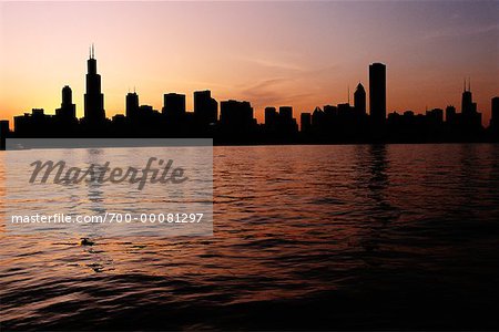 Silhouette des toits de la ville au coucher du soleil de Chicago, Illinois, Etats-Unis