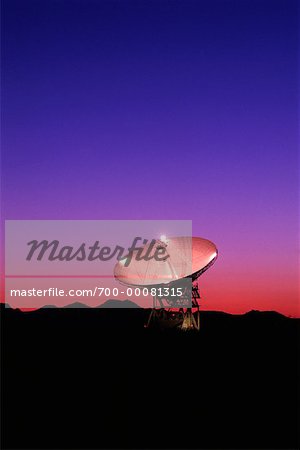 Antenne parabolique au Jet Propulsion Lab au crépuscule Goldstone (Californie)