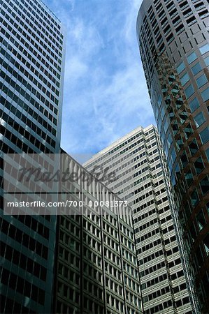 Regardant vers le haut des tours de bureaux et ciel de San Francisco, Californie, USA