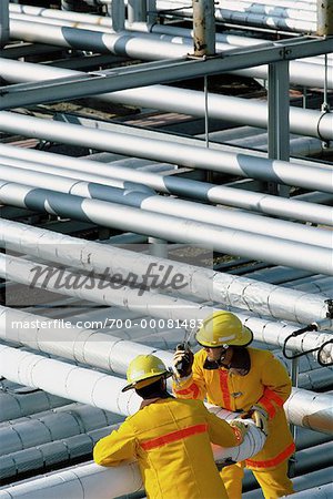 Pompiers en procédant à l'Inspection à la raffinerie de pétrole