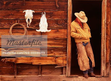 Cowboy stützte sich auf Doorway Douglas Lake Ranch British Columbia, Kanada
