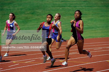 Jeunes femmes en cours d'exécution sur la piste de course