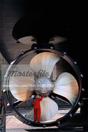 Homme inspectant l'hélice de bateau dans les installations de Thyssen, Hambourg, Allemagne