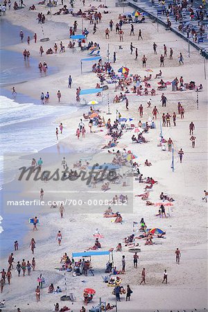 Gens sur la plage de Copacabana Rio de Janeiro, Brésil