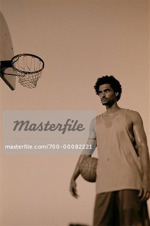 Mann stand im Freien, halten Basketball