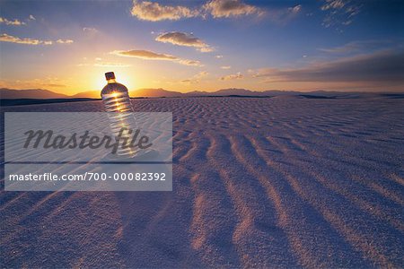 Flasche Wasser in der Wüste bei Dämmerung weißen Sand National Monument New Mexico, USA