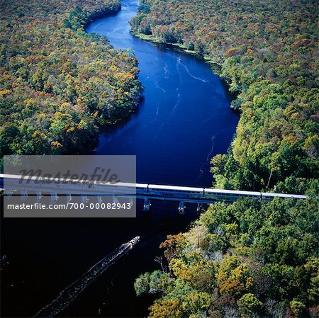 Luftaufnahme der Personenzug Überquerung des Gelben Flusses in der Nähe von Pensacola, Florida, USA