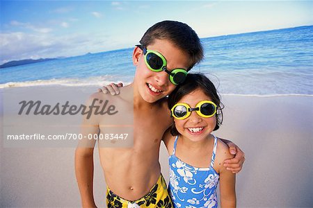 Portrait de garçon et de jeune fille en maillot de bain sur la plage