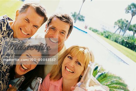 Gruppe von Personen mit Getränken lachend Outdoors