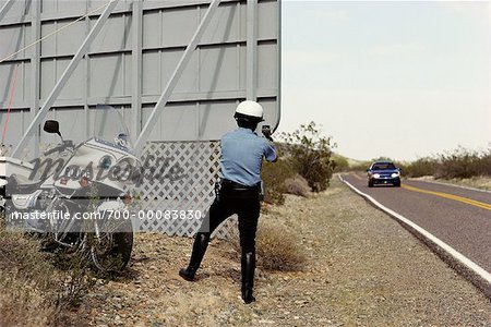 Policier à moto au Radar piège