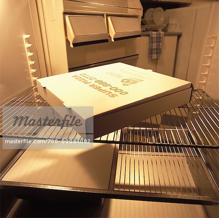 Pizzakarton im leeren Kühlschrank
