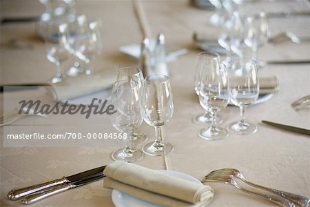 Gläser und Gedecke auf Tisch im Restaurant Frankreich