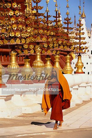 Moine à pied de la pagode Shwezigon Bagan, Myanmar