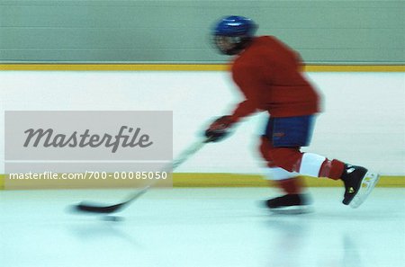 Vue brouillée de jeune homme jouant au Hockey