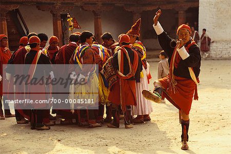 L'homme dansant et jouant cor en foule au Bhoutan Festival Punakha Dromche