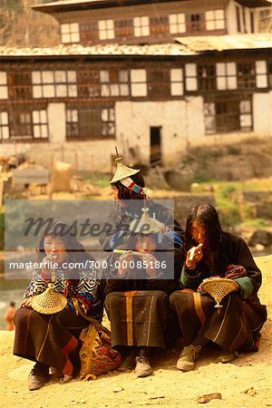 Groupe de gens assis à manger en plein air à Punakha Dromche Festival, Bhoutan